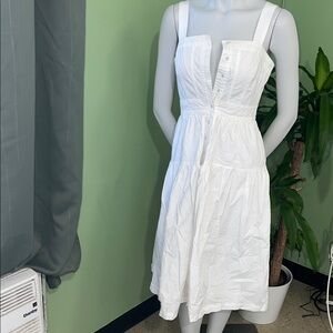 Elegant White Sleeveless Dress